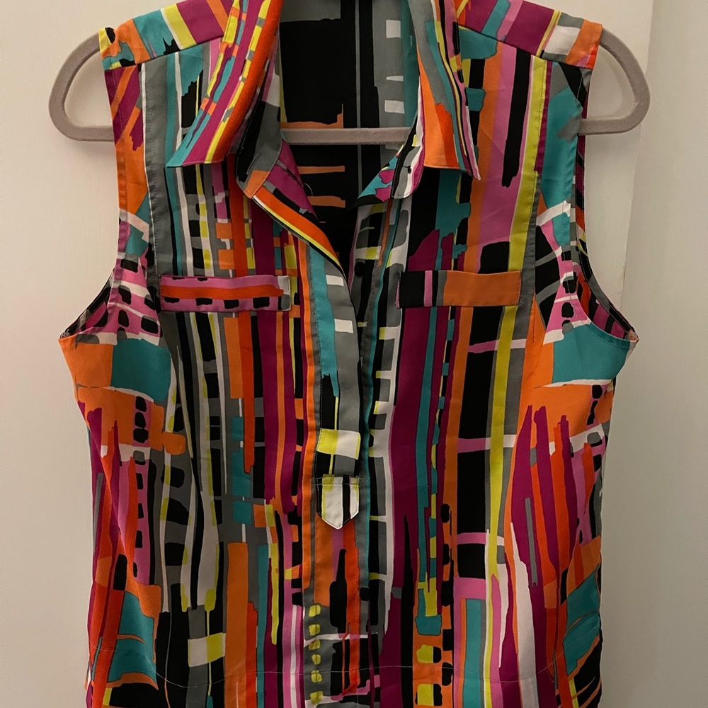 Sleeveless collar three button V-neck blouse color to the 10th power